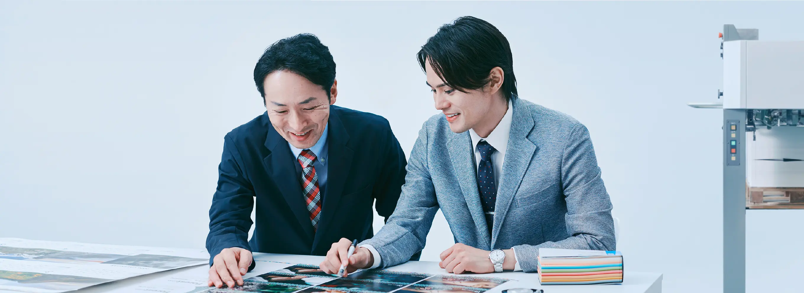 印刷工場で刷り上がった印刷物を運ぶスタッフ