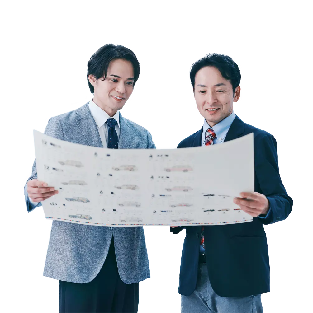 印刷物の仕上がりを確認するスタッフ