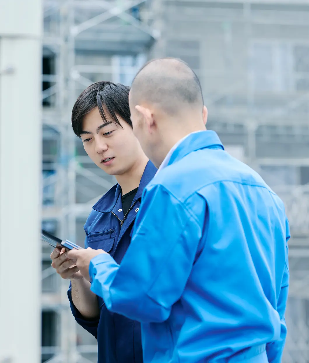 現場で施工内容を確認するスタッフ