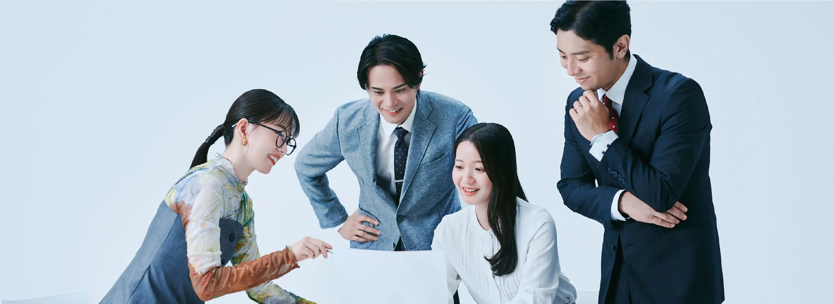 制作物を囲んで打ち合わせをするスタッフ